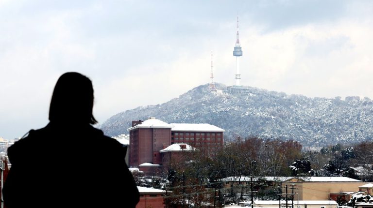 용산구 국립중앙박물관을 찾은 관람객들이 남산 방향으로 펼쳐진 설경을 감상하고 있다. 뉴스1