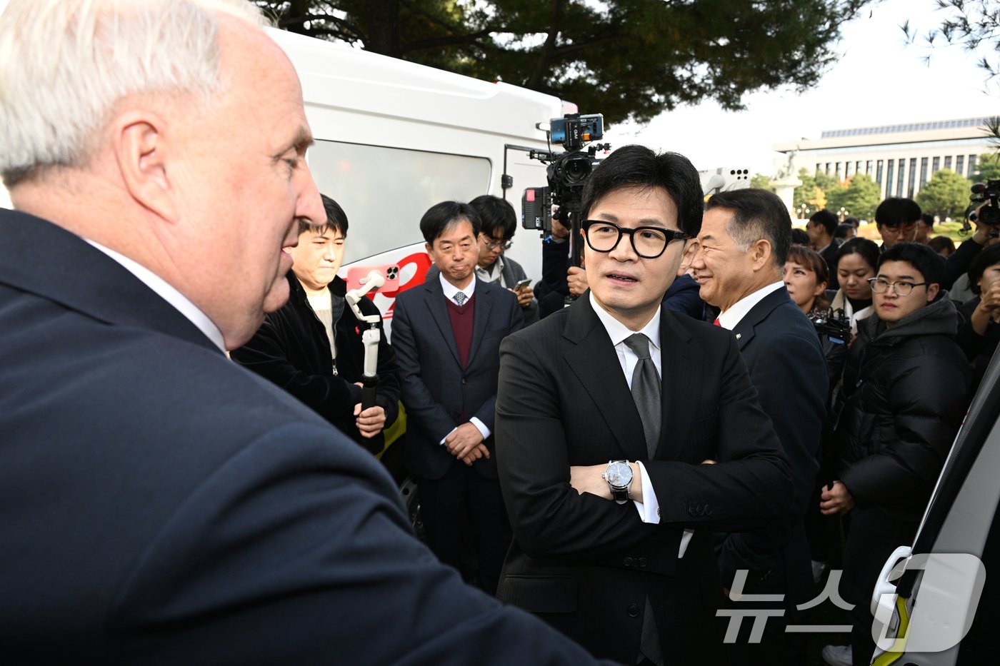 한동훈 국민의힘 대표, 인요한 최고위원이 19일 오전 서울 여의도 국회 의원회관 앞 잔디마당에 전시된 한국형 구급차 1호차를 둘러보고 있다. (공동취재) 2024.11.19/뉴스1 ⓒ News1 김민지 기자