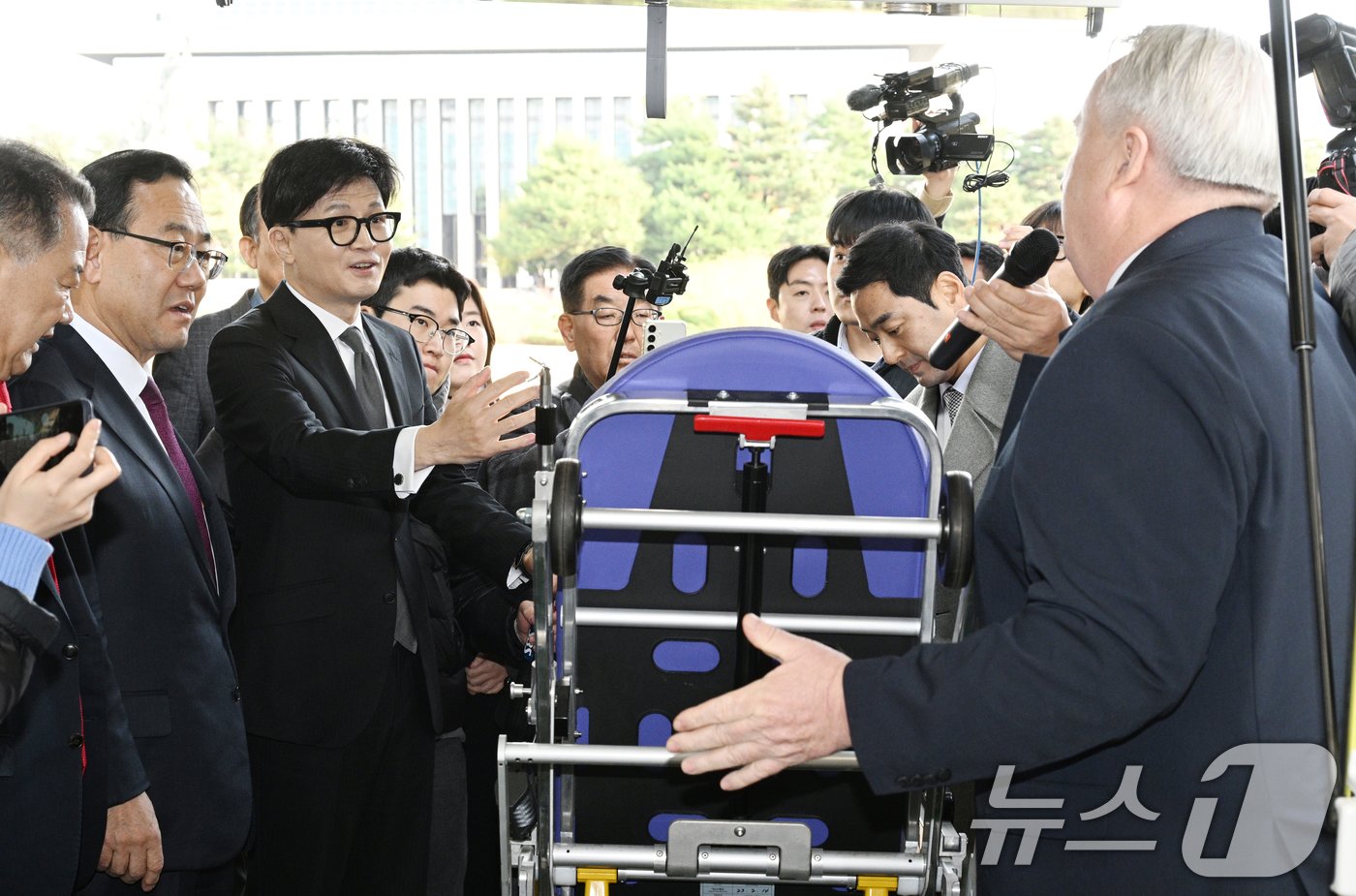 한동훈 국민의힘 대표와 인요한 최고위원, 주호영 국회부의장 등이 19일 오전 서울 여의도 국회 의원회관 앞 잔디마당에 전시된 한국형 구급차 2.0을 둘러보고 있다. (공동취재) 2024.11.19/뉴스1 ⓒ News1 김민지 기자