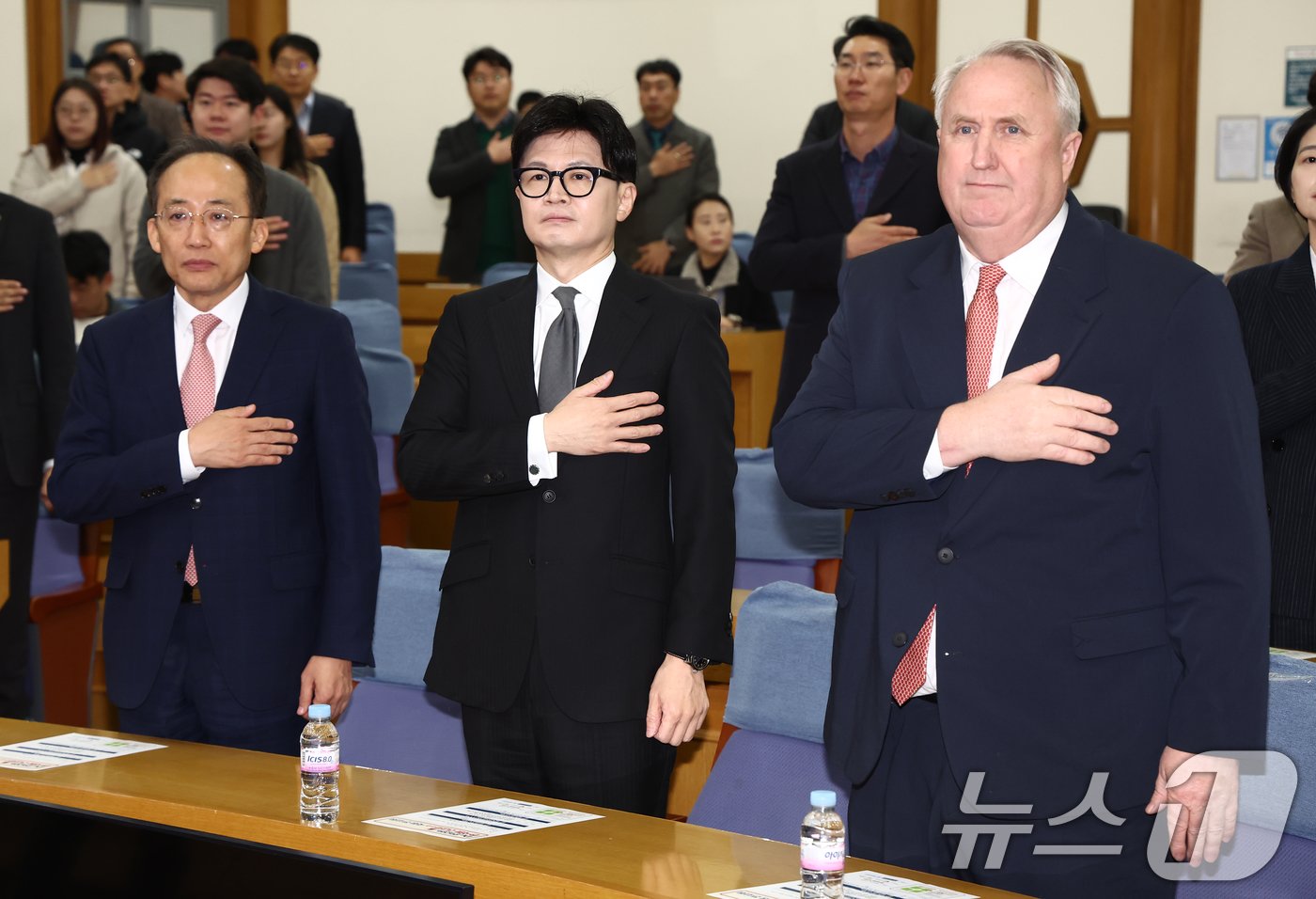 국민의힘 한동훈 대표와 추경호 원내대표, 인요한 최고위원이 19일 오전 서울 여의도 국회 의원회관에서 열린 'Dr.인요한의 한국형 구급차 2.0 국회 전시회'에서 국민의례를 하고 있다. 2024.11.19/뉴스1 ⓒ News1 김민지 기자