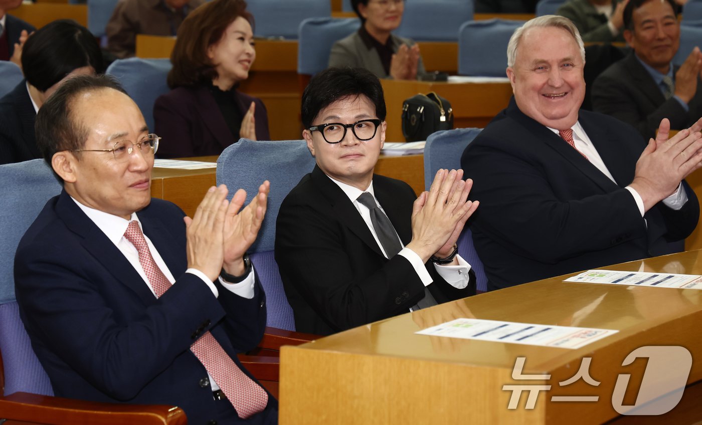 국민의힘 한동훈 대표와 추경호 원내대표, 인요한 최고위원이 19일 오전 서울 여의도 국회 의원회관에서 열린 'Dr.인요한의 한국형 구급차 2.0 국회 전시회'에서 손뼉을 치고 있다. 2024.11.19/뉴스1 ⓒ News1 김민지 기자