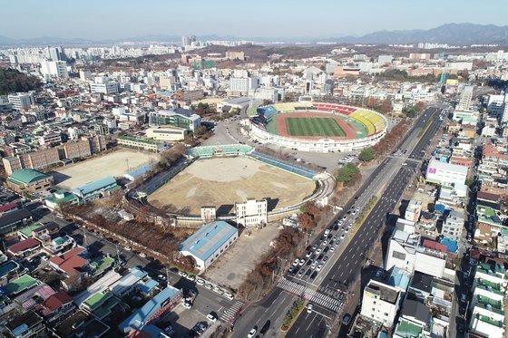 전주종합경기장 전경. 전북도가 44회 전국체육대회를 치르기 위해 1963년 지었다. 사진 전주시