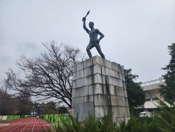 전주종합경기장 내 성화 봉송 주자 동상. 1936년 베를린올림픽 국가대표 선발전에서 손기정·남승룡 선수 등과 겨뤄 4위를 기록한 고(故) 박용상 전 전북일보 사장이 모델이다. 전북 최초 마라토너로 알려진 그는 44회 전국체전 개회식 최종 성화 주자였다. 김준희 기자