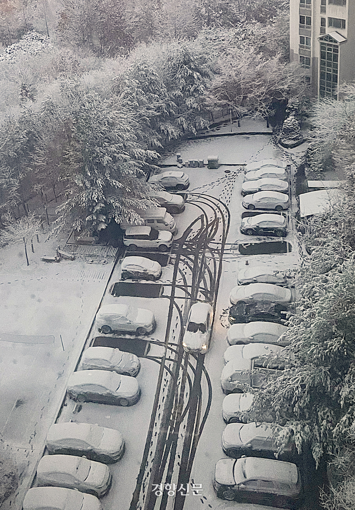 경기도 고양시 일산서구의 한 아파트 야외 주차장에 27일 밤사이 내린 눈이 쌓여 있다. 독자 제공