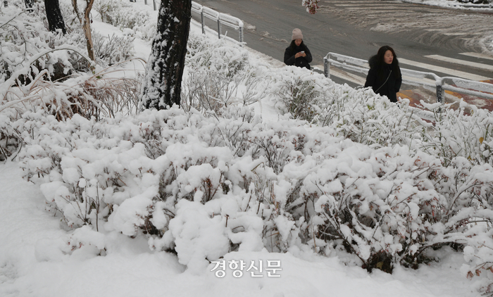 서울 등 중부 지역에 많은 눈이 내린 27일  시민들이 눈 쌓인 서울 종로구 서울시교육청 앞 길을 걸어가고 있다. 권도현 기자