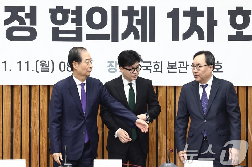 한동훈 국민의힘 대표와 한덕수 국무총리 등이 11일 오전 서울 여의도 국회에서 열린 여·야·의·정 협의체 1차 회의에 참석하고 있다. 오른쪽은 이진우 대한의학회장. 2024.11.11/뉴스1 ⓒ News1 김민지 기자