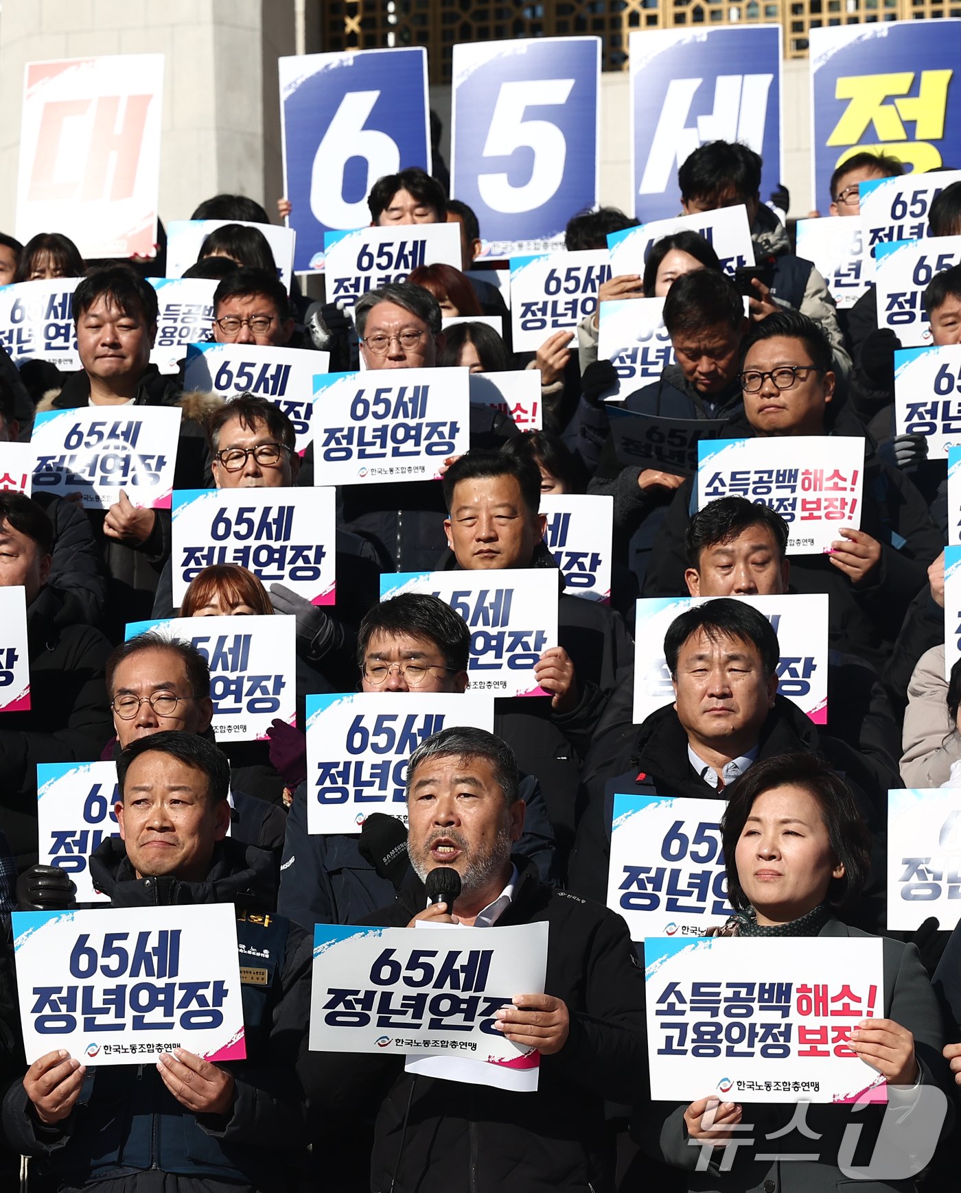 김동명 한국노총 위원장이 3일 오전 서울 여의도 국회 본청 계단 앞에서 열린 65세 정년연장 법제화 국회 입법 촉구 기자회견에서 발언하고 있다. 2024.12.3/뉴스1 ⓒ News1 김민지 기자