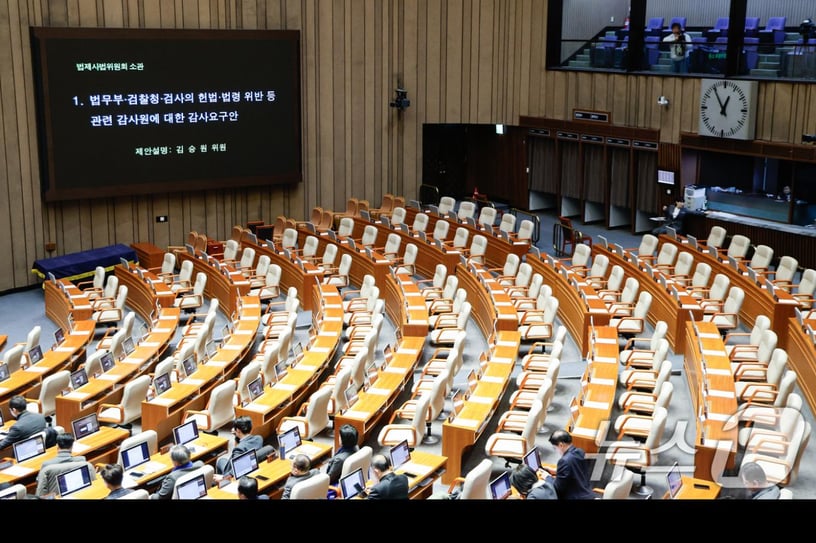 5일 오전 서울 여의도 국회에서 열린 제418회국회(정기회) 제16차 본회의에서 국민의힘 불참 속에 김승원 더불어민주당 법사위 간사가 법무부·검찰청·검사의 헌법·법령 위반 등 관련 감사원에 대한 감사요구안 제안설명을 하고 있다. 감사요구안은 재적 300인, 재석 188인, 찬성 185인, 반대 3인, 기권 0인으로 통과됐다. 2024.12.5/뉴스1 ⓒ News1 안은나 기자