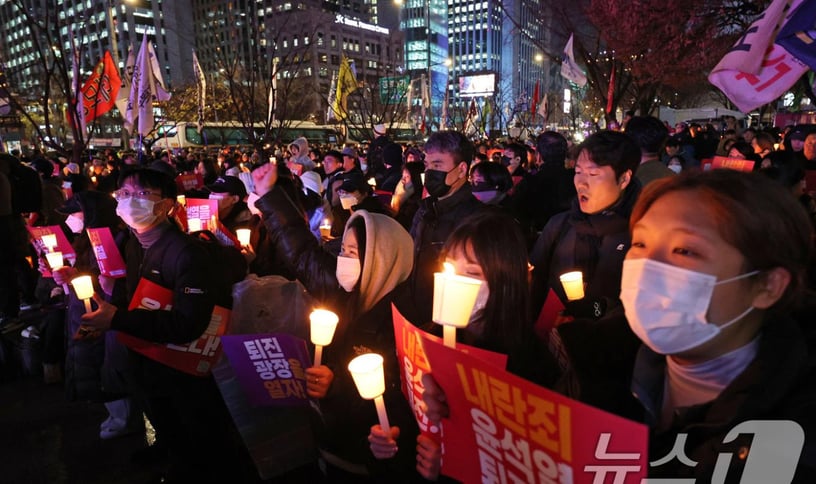 5일 오후 서울 종로구 동화면세점 앞에서 열린 윤석열 대통령 퇴진 촉구 집회에 참가한 시민들이 촛불을 들고 정권 퇴진을 촉구하고 있다. 2024.12.5/뉴스1 ⓒ News1 장수영 기자