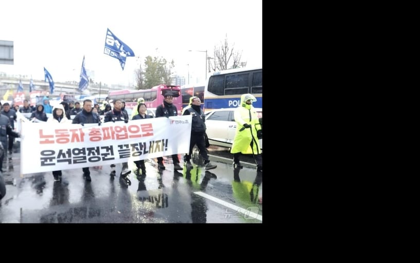 전국민주노동조합총연맹(민주노총)이 5일 오후 서울역 인근에서 '내란범 윤석열퇴진촉구 민주노총 결의대회'를 마치고 서울 종로구 동화면세점 앞으로 행진하고 있다. 2024.12.05/뉴스1 ⓒ 뉴스1 김예원 기자