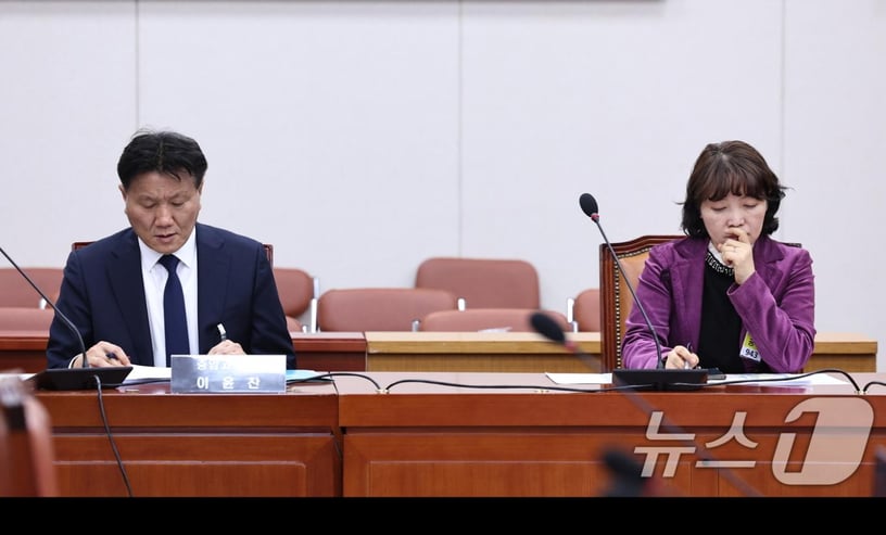 충암고등학교 이윤찬 교장(왼쪽)과 오세현 학부모회 회장이 9일 오후 서울 여의도 국회에서 열린 교육위원회 전체회의에 출석 자리하고 있다. 2024.12.9/뉴스1 ⓒ News1 구윤성 기자