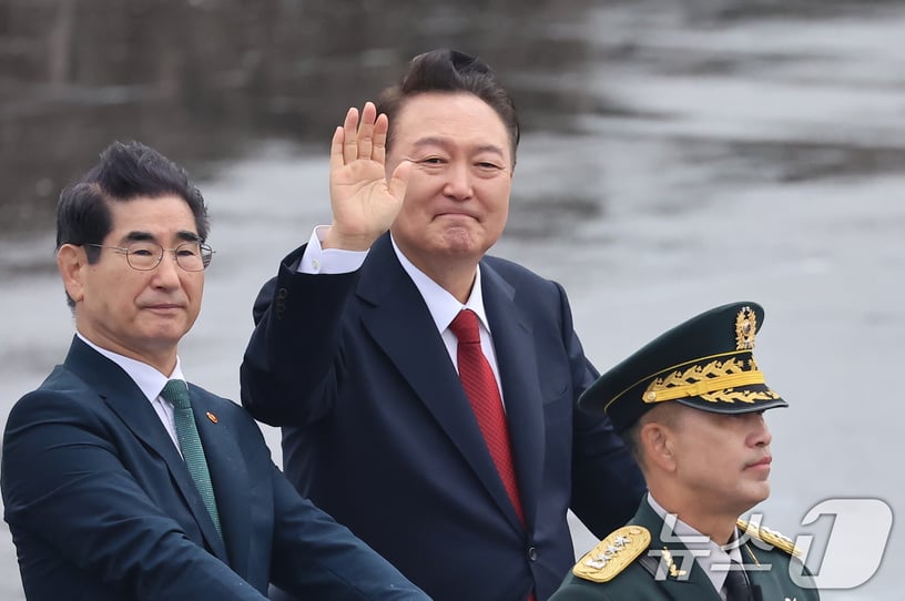 윤석열 대통령이 1일 경기도 성남 서울공항에서 열린 건군 제76주년 국군의 날 기념식에서 김용현 국방장관과 함께 사열하며 손인사를 하고 있다. 2024.10.1/뉴스1 ⓒ News1 김도우 기자