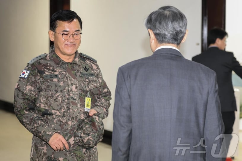 여인형 전 국군방첩사령관이 7일 서울 여의도 국회 정보위원회에서 열린 비상계엄 관련 긴급 현안질의에 출석하며 조태용 국가정보원장과 웃으며 인사하고 있다. 2024.12.7/뉴스1 ⓒ News1 국회사진취재단