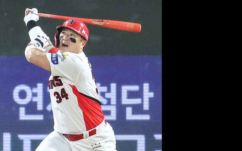 28일 오후 광주 북구 기아챔피언스필드에서 열린 프로야구 '2024 신한 SOL 뱅크 KBO 포스트시즌' 한국시리즈 5차전 삼성 라이온즈와 기아 타이거즈의 경기, 5회말 선두타자로 나선 KIA 최형우가 솔로홈런을 치고 있다. 2024.10.28/뉴스1 ⓒ News1 김도우 기자