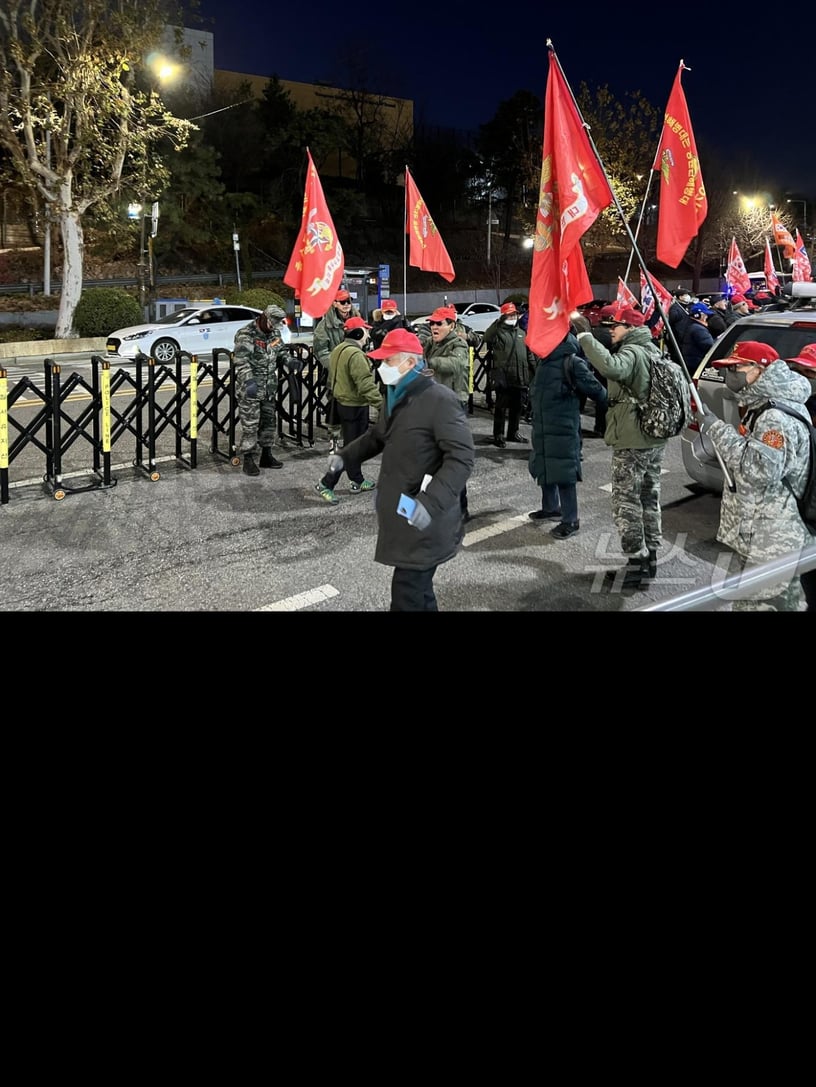 윤석열 대통령에 대한 국회 탄핵소추안이 가결된 14일 오후 대통령 관저 인근에서 일부 시민이 대통령 지지 집회를 열고 있다.  ⓒ 뉴스1 김민수 기자