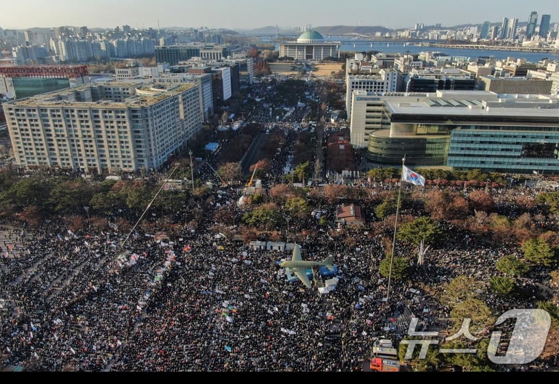 14일 오후 서울 영등포구 여의도 국회의사당 앞에서 열린 '범국민 촛불대행진'에 참석한 시민들이 국회 앞에서부터 여의도공원에 이르기까지 거리를 가득 메우고 윤석열 대통령의 탄핵을 촉구하고 있다. 2024.12.14/뉴스1 ⓒ News1 민경석 기자