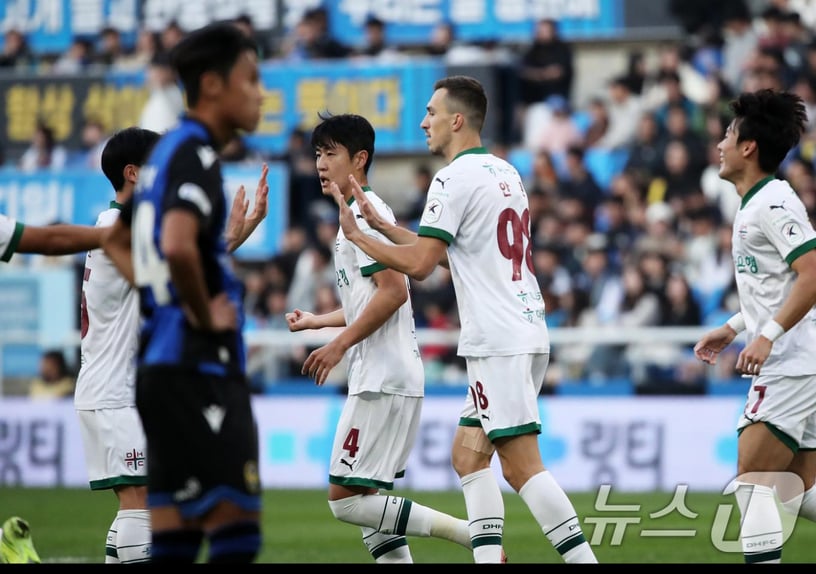 10일 오후 인천 중구 인천축구전용경기장에서 열린 '프로축구 하나은행 K리그1 2024 37라운드' 인천 유나이티드와 대전 하나시티즌의 경기에서 대전 안톤이 팀의 두번째 골을 성공시킨 후 환호하고 있다. 2024.11.10/뉴스1 ⓒ News1 오대일 기자