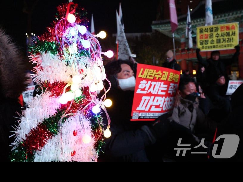 17일 오후 서울 종로구 보신각 앞에서 열린 윤석열 체포·김건희 구속 촛불대행진에 참가한 시민들이 윤석열을 체포하라는 구호를 외치고 있다. 2024.12.17/뉴스1 ⓒ News1 신웅수 기자