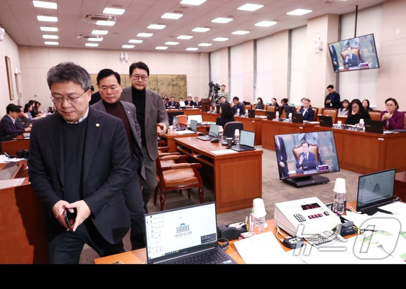 문화체육관광위원회 소속 국민의힘 박정하 간사(왼쪽)와 신동욱 의원 등이 20일 오전 서울 여의도 국회에서 열린 문화체육관광위원회 전체회의에서 여야 의원들 간의 의사진행 발언 도중 갈등을 빚으면서 현안질의가 지연되자 퇴장하고 있다. 2024.12.20/뉴스1 ⓒ News1 김민지 기자