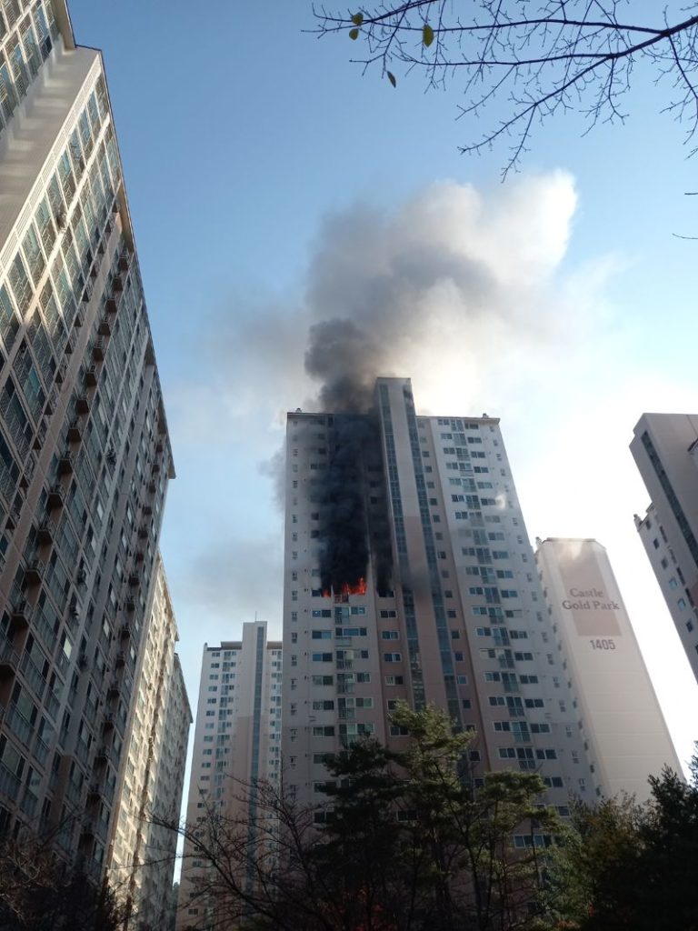 2일 오전 8시 59분께 대구시 수성구 황금동 고층 아파트에서 불이 나 소방당국이 진화 중이다. 대구소방언전본부 제공