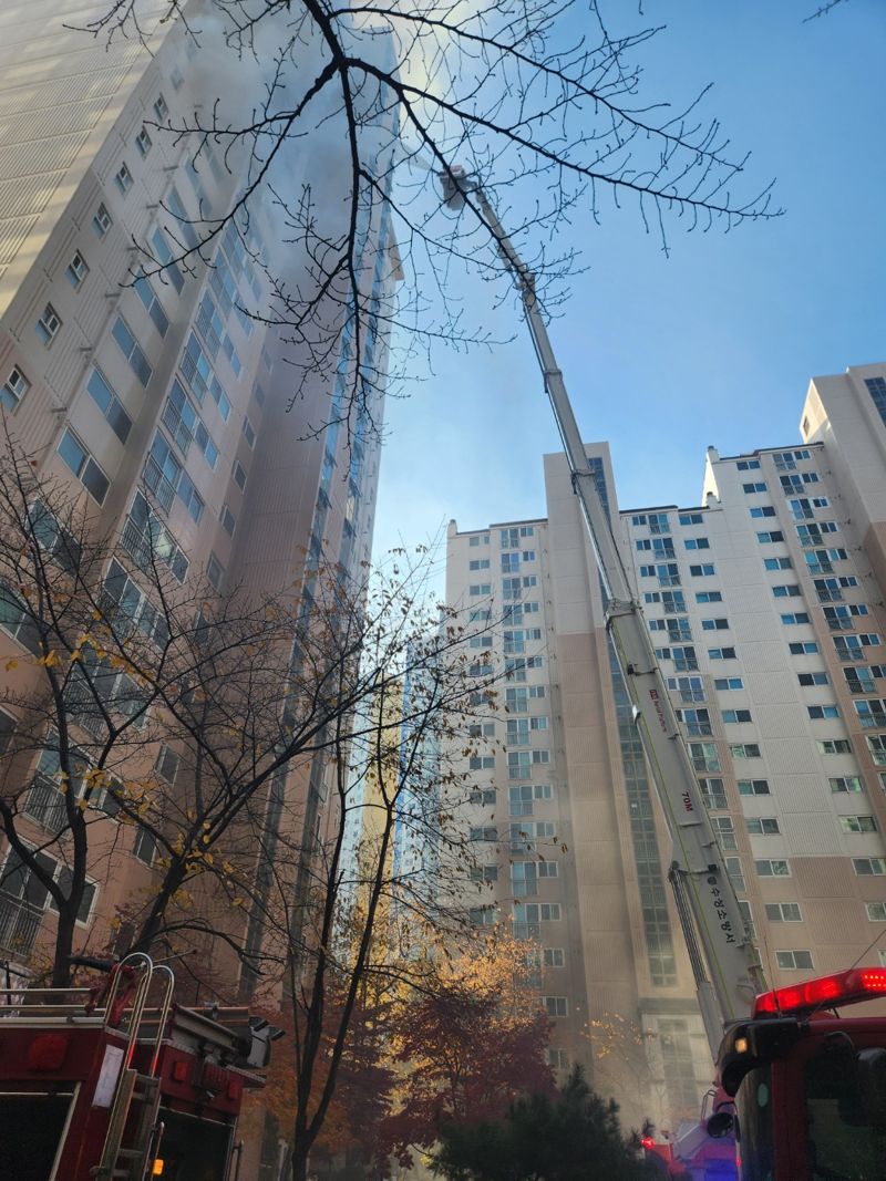 대구시 수성구 황금동 고층 아파트 화재 현장에 소방차가 화재를 진압하고 있다. 대구소방안전본부 제공