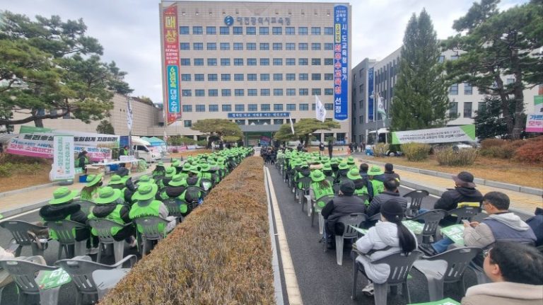 전국교육공무직본부 대전지부가 6일 대전교육청 본관 앞에서 총파업 대회를 전개하고 있다.2024.12.6/뉴스1 ⓒ News1 김태진 기자