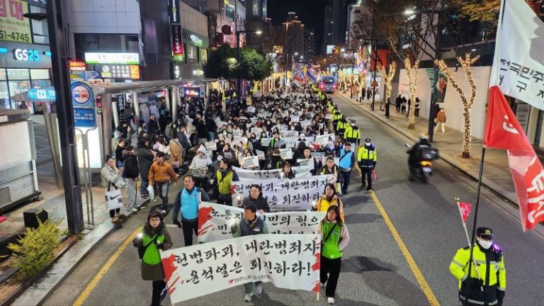 6일 오후 대구 중구 동성로에서 대구시민시국대회에서 참석자들이 윤석열 대통령 퇴진을 촉구하고 있다. 2024.12.6/뉴스1 ⓒ News1 이성덕 기자