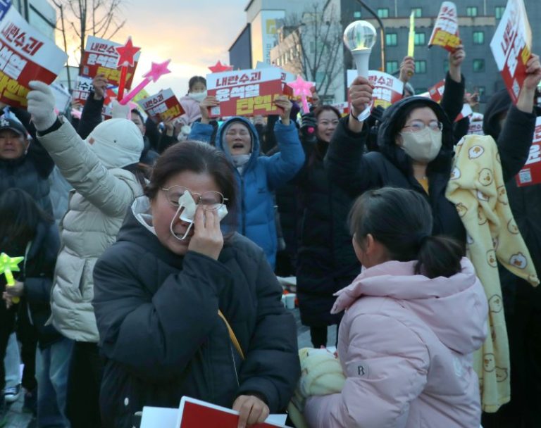 14일 전북자치도 전주시 객사 앞에서 열린 윤석열 퇴진 전북도민대회 참가자들이 윤석열 대통령 탄핵소추안 가결 발표를 듣고 환호하고 있다. 2024.12.14/뉴스1 ⓒ News1 유경석 기자