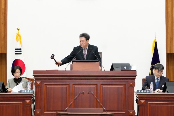 경주시의회 이동협 의장이 정례회 본회의를 주재하고 있다. 경주시의회 제공