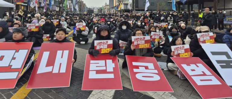 21일 전북자치도 전주시 객사 앞에서 열린 윤석열 탄핵 촉구 전북도민대회 참가자들이 탄핵을 촉구하며 구호를 외치고 있다. 2024.12.21/뉴스1 ⓒ News1 유경석 기자