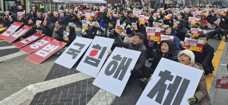 21일 전북자치도 전주시 객사 앞에서 열린 윤석열 탄핵 촉구 전북도민대회 참가자들이 탄핵을 촉구하며 구호를 외치고 있다. 2024.12.21/뉴스1 ⓒ News1 유경석 기자