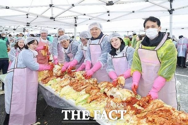 주낙영 경주시장이 지난달 27일 '조선놈' 한국인 비하발언으로 물의를 일으킨 경주시 황성공원에서 열린 '2024 사랑의 김장 담가주기' 행사장./경주시