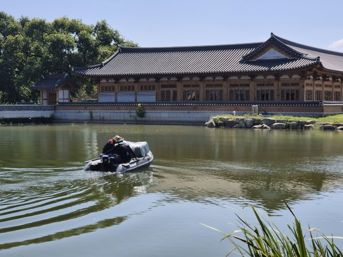 < 전주 덕진공원 수질정화 활동 모습 / ㈜젠스 제공 >