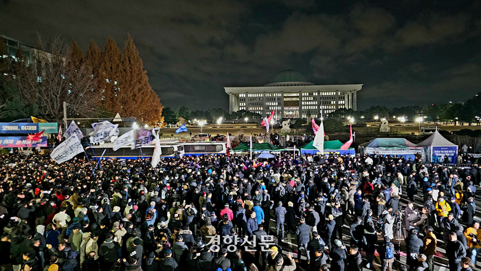 윤석열 대통령이 비상계엄을 선포한 후 자정을 넘긴 4일 새벽 국회 본회의에서 비상계엄  선포에 대한 해제 요구 결의안이 가결된 뒤 국회 앞으로 시민들이 몰려들어 계엄 해제를 요구하고 있다. 이준헌 기자