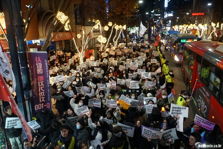 거리 쏟아진 대구 촛불 시민 2,000여 명···”윤석열 구속”