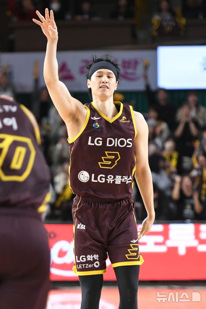 [서울=뉴시스]프로농구 LG 장민국, 결승 3점포. (사진=KBL 제공)