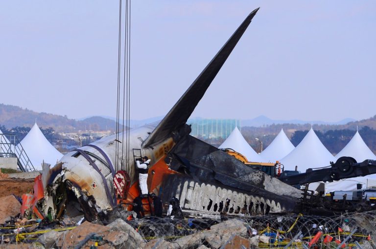 무안 제주항공 여객기 참사 엿새째인 3일 오후 전남 무안국제공항 참사 현장에서 인양 준비 작업 도중 국과수 관계자들이 현장을 살펴보고 있다. 2025.1.3. 뉴스1