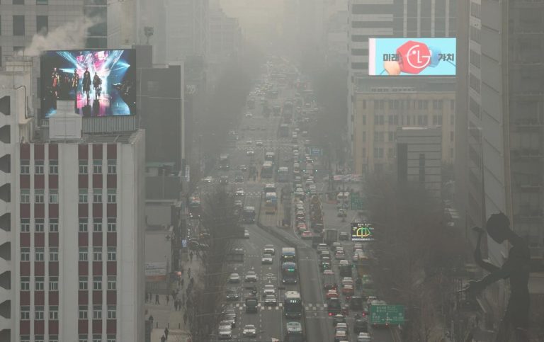 22일 오전 종로구 서울시교육청에서 바라본 종로 방향 도심이 미세먼지에 갇혀 뿌옇게 보이고 있다.  2025.1.22 뉴스1