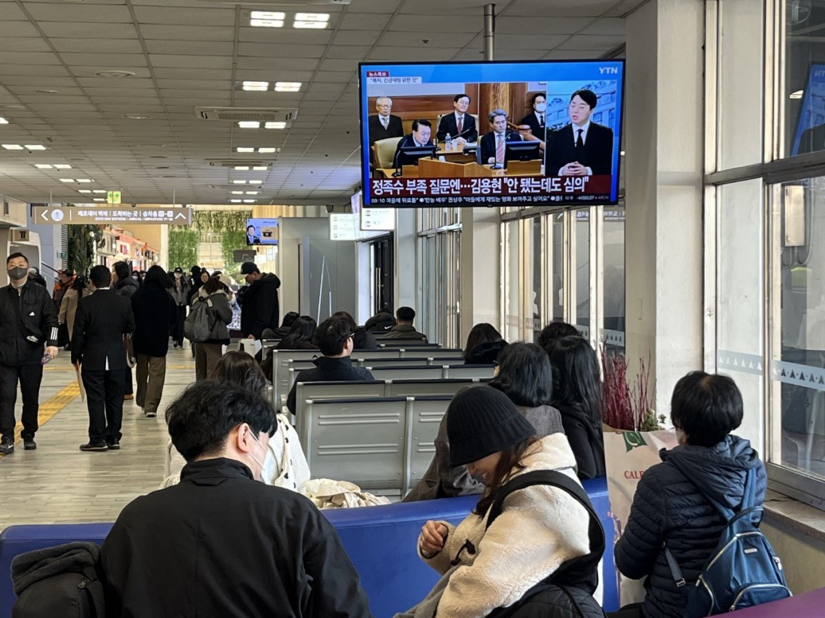 설 연휴를 앞둔 24일 오전 서울 서초구 서울고속버스터미널 대합실에서 귀성길에 나선 시민들이 뉴스를 보고 있다. 2025.1.24 뉴스1