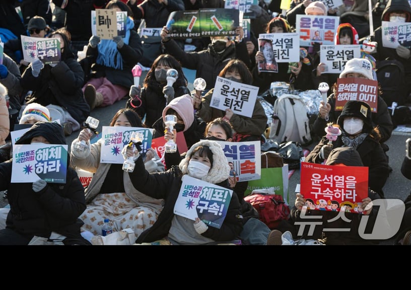 11일 오후 서울 종로구 광화문 인근에서 열린 윤석열 즉각퇴진 사회대개혁 비상행동 6차 시민대행진에서 참가자들이 윤석열 대통령 퇴진 등을 촉구하고 있다. 2025.1.11/뉴스1 ⓒ News1 이승배 기자