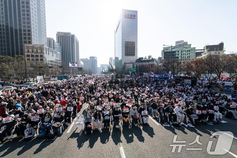 자유통일당·대한민국바로세우기국민운동본부 구성원들이 11일 오후 서울 세종대로 네거리 인근에서 윤석열 대통령 탄핵 반대 집회를 하고 있다. 2025.1.11/뉴스1 ⓒ News1 이승배 기자