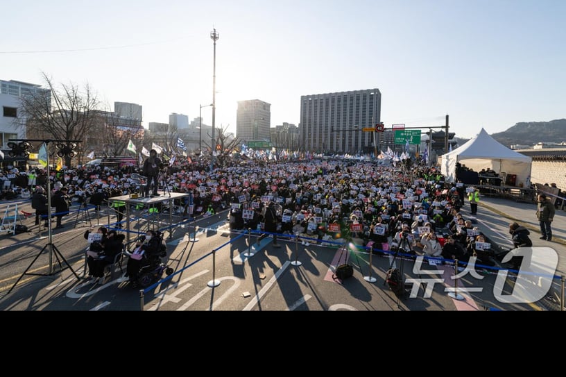 11일 오후 서울 종로구 광화문 인근에서 열린 윤석열 즉각퇴진 사회대개혁 비상행동 6차 시민대행진에서 참가자들이 윤석열 대통령 퇴진 등을 촉구하고 있다. 2025.1.11/뉴스1 ⓒ News1 이승배 기자