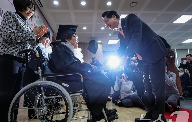 22일 서울 영등포구청 별관에서 열린 2024학년도 늘푸름학교 졸업식에서 어르신 졸업생이 졸업장을 받고 있다. 2025.1.22/뉴스1 ⓒ News1 김도우 기자