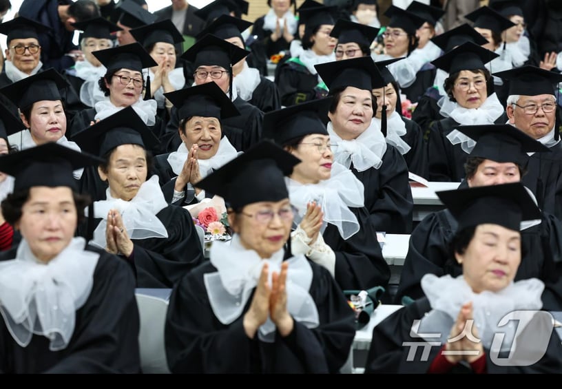 22일 서울 영등포구청 별관에서 열린 2024학년도 늘푸름학교 졸업식에서 어르신 졸업생들이 학우의 수상을 축하하며 손뼉을 치고 있다. 2025.1.22/뉴스1 ⓒ News1 김도우 기자