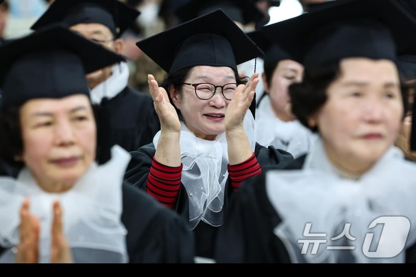 22일 서울 영등포구청 별관에서 열린 2024학년도 늘푸름학교 졸업식에서 어르신 졸업생들이 학우의 수상을 축하하며 손뼉을 치고 있다. 2025.1.22/뉴스1 ⓒ News1 김도우 기자