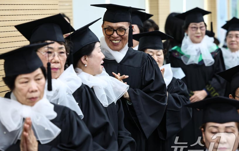 22일 서울 영등포구청 별관에서 열린 2024학년도 늘푸름학교 졸업식에서 한 졸업생 어르신들이 졸업장을 받기 위해 기다리고 있다. 2025.1.22/뉴스1 ⓒ News1 김도우 기자