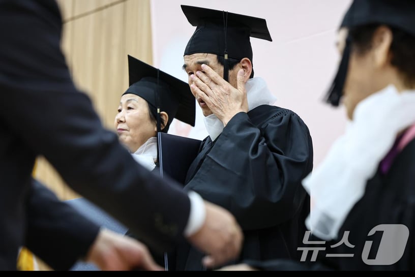 22일 서울 영등포구청 별관에서 열린 2024학년도 늘푸름학교 졸업식에서 한 졸업생 어르신이 졸업장을 받고 눈물을 훔치고 있다. 2025.1.22/뉴스1 ⓒ News1 김도우 기자