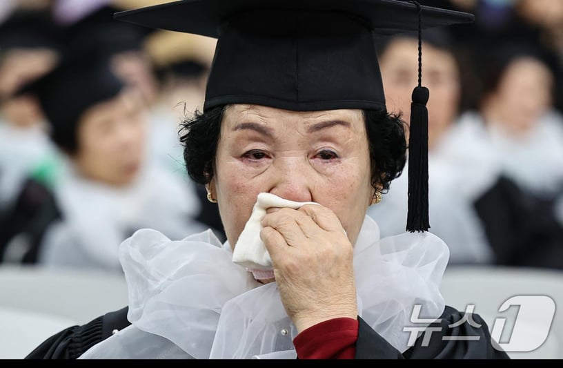 22일 서울 영등포구청 별관에서 열린 2024학년도 늘푸름학교 졸업식에서 한 졸업생 어르신이 눈물을 훔치고 있다. 2025.1.22/뉴스1 ⓒ News1 김도우 기자