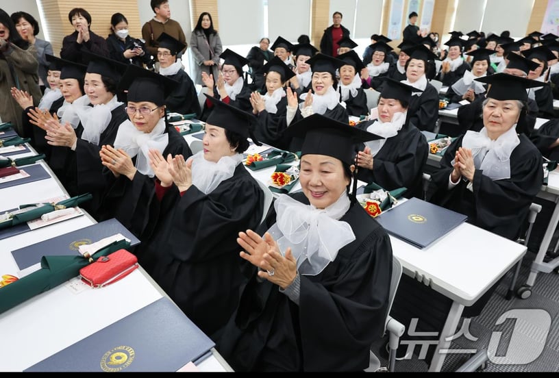 22일 서울 영등포구청 별관에서 열린 2024학년도 늘푸름학교 졸업식에서 어르신 졸업생들이 학우의 수상을 축하하며 손뼉을 치고 있다. 2025.1.22/뉴스1 ⓒ News1 김도우 기자