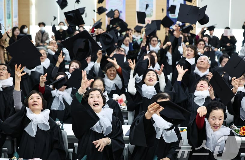 22일 서울 영등포구청 별관에서 열린 2024학년도 늘푸름학교 졸업식에서 졸업생들이 학사모를 던지고 있다. 2025.1.22/뉴스1 ⓒ News1 김도우 기자